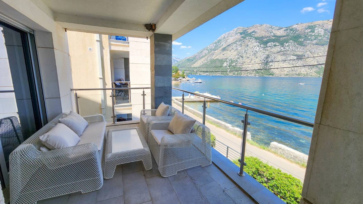Two bedroom apartment with open sea view, Kotor, Stoliv, 20m from the sea